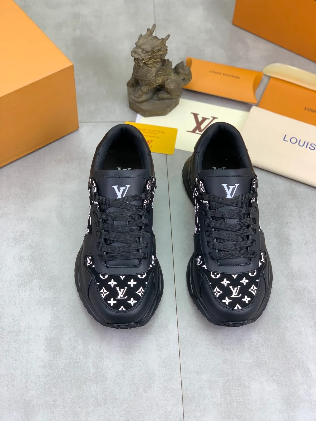 Men's men's shoes 💰P680 new style 💶[LOUIS VUITTON] (original order) new style 🍀LV Louis Vuitton * - top version of LV classic trendy shoes! Use imported original cowhide and water-dyed cowhide lining. The latest original wear-resistant TPU combination outsole! High quality products! Multiple colors available, code number: 38-44 (45 46 customized)